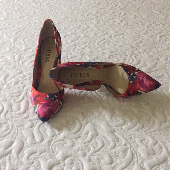 Guess Floral Shoe - Picture 5 of 5